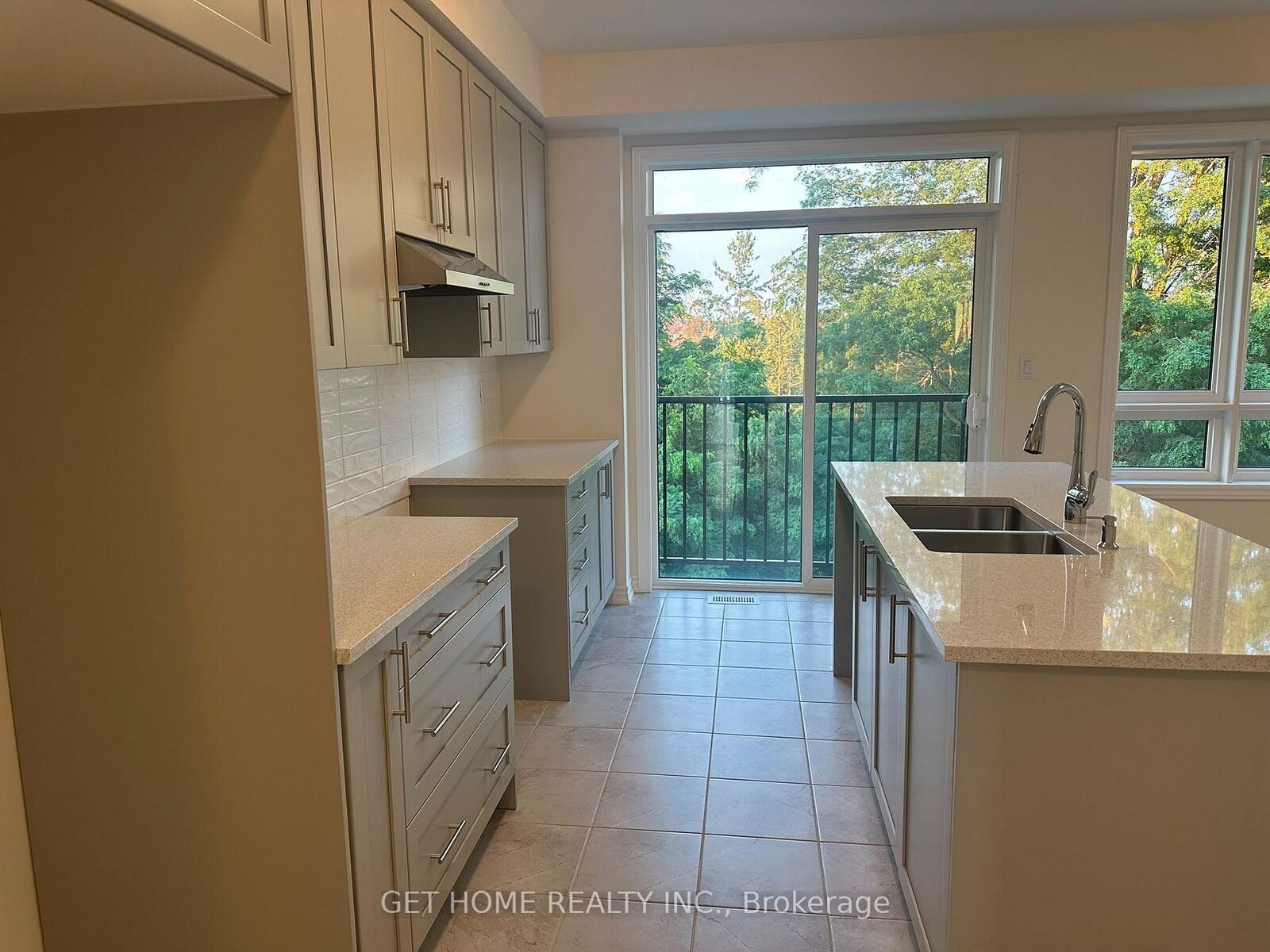 Property Photo: 73 Paradise Way Road #2 ON L1P 0S2