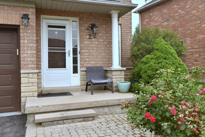 22 Moore Crescent — photo 1