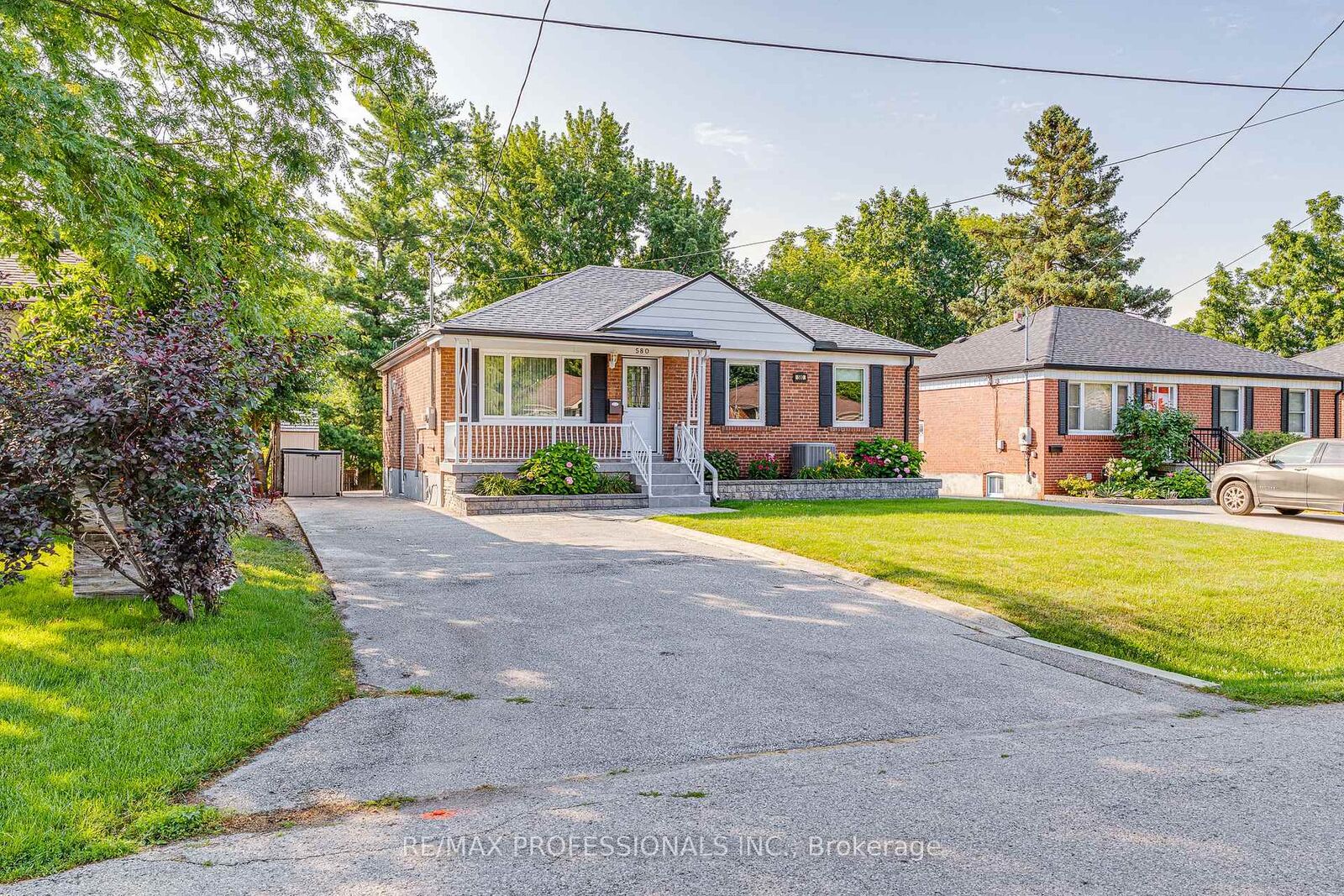 Property Photo: 580 Exbury Crescent ON L5G 2P4