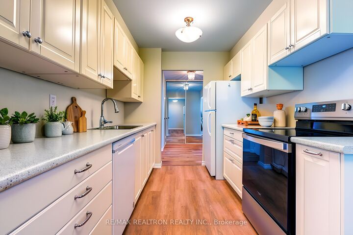 Property Photo: 100 Canyon Avenue 606 ON M3H 5T9
