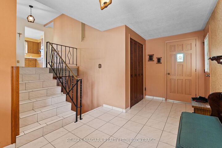 Property Photo: 232 Wallace Avenue S ON L3B 1R6
