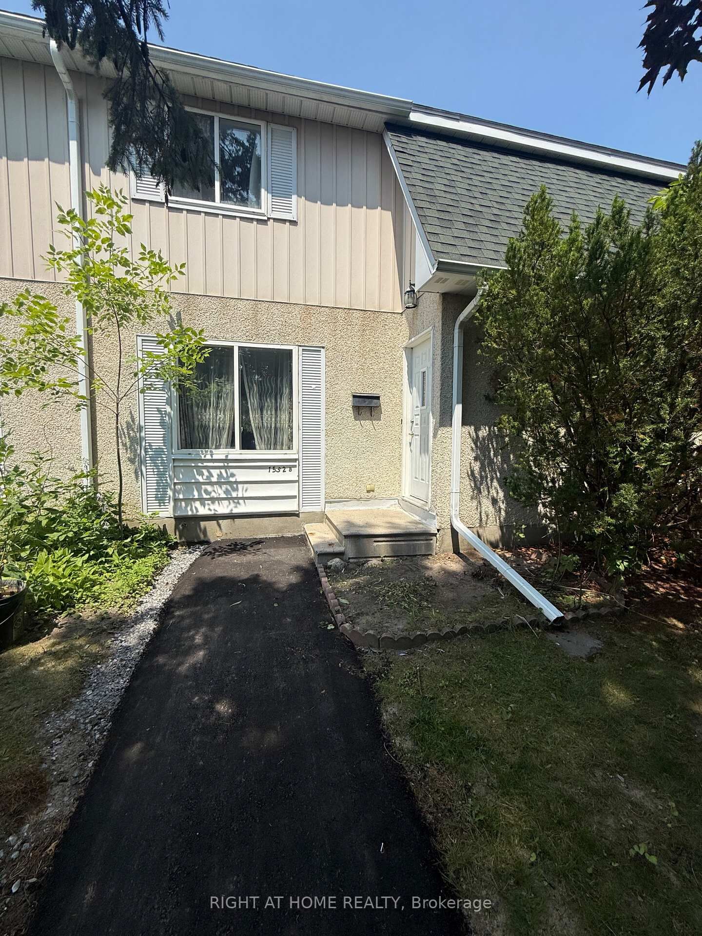 Property Photo: 1552 Beaverpond Drive B ON K1B 3R9