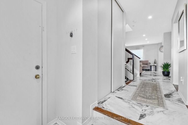 Property Photo: 5962 Pineglade Crescent ON K1W 1G7