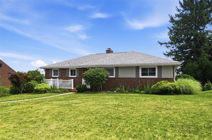 Property Photo: 514 Fort Couch Rd PA 15241