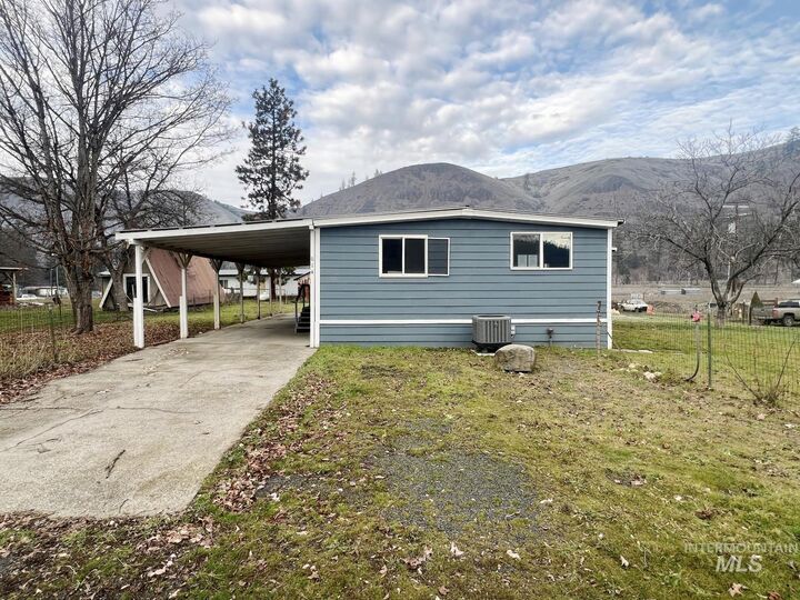 Property Photo: 614 Pine Ave ID 83539