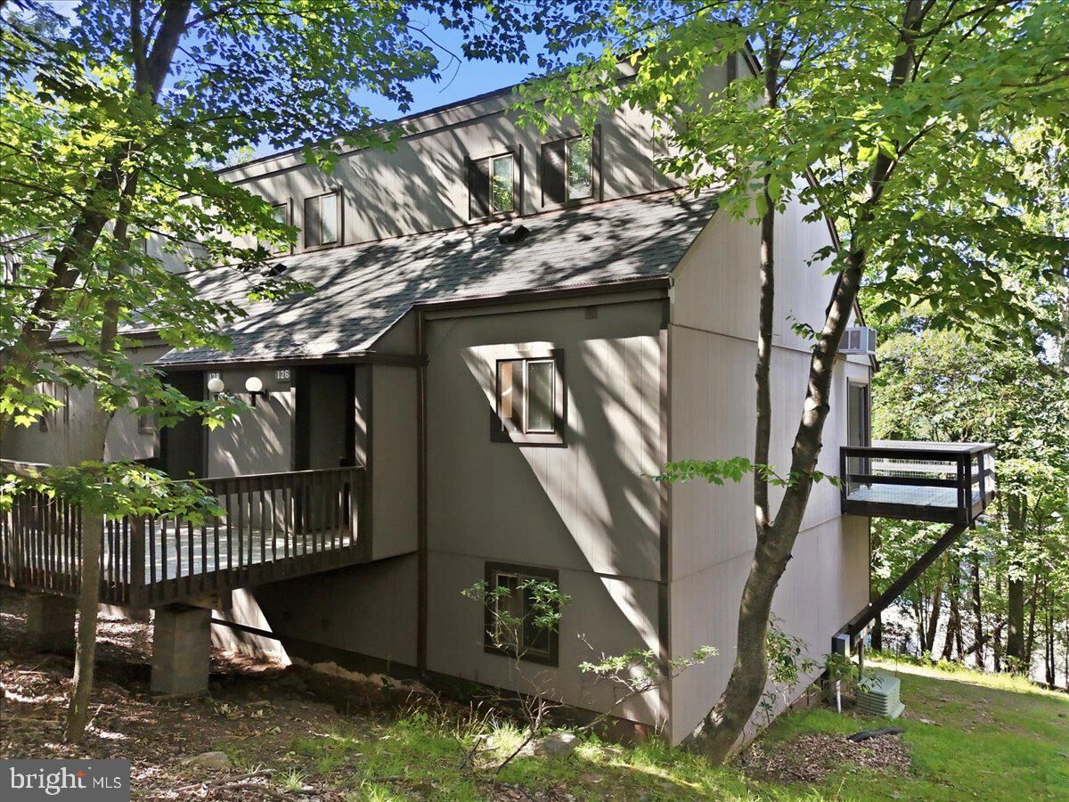 Property Photo:  126 Cross Country Lane  PA 18372 