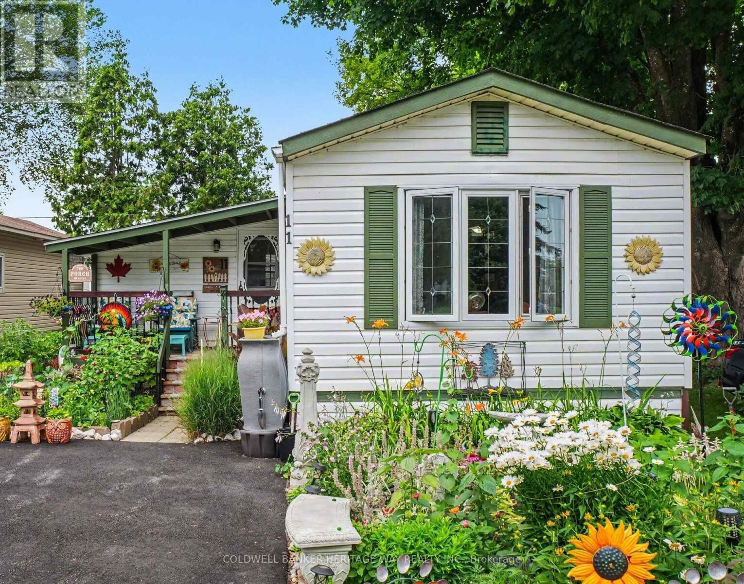 Property Photo:  11 Oakwood Street  ON K7C 0S6 