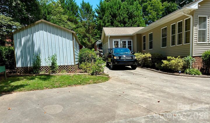 Property Photo: 675 Country Club Road NC 28697