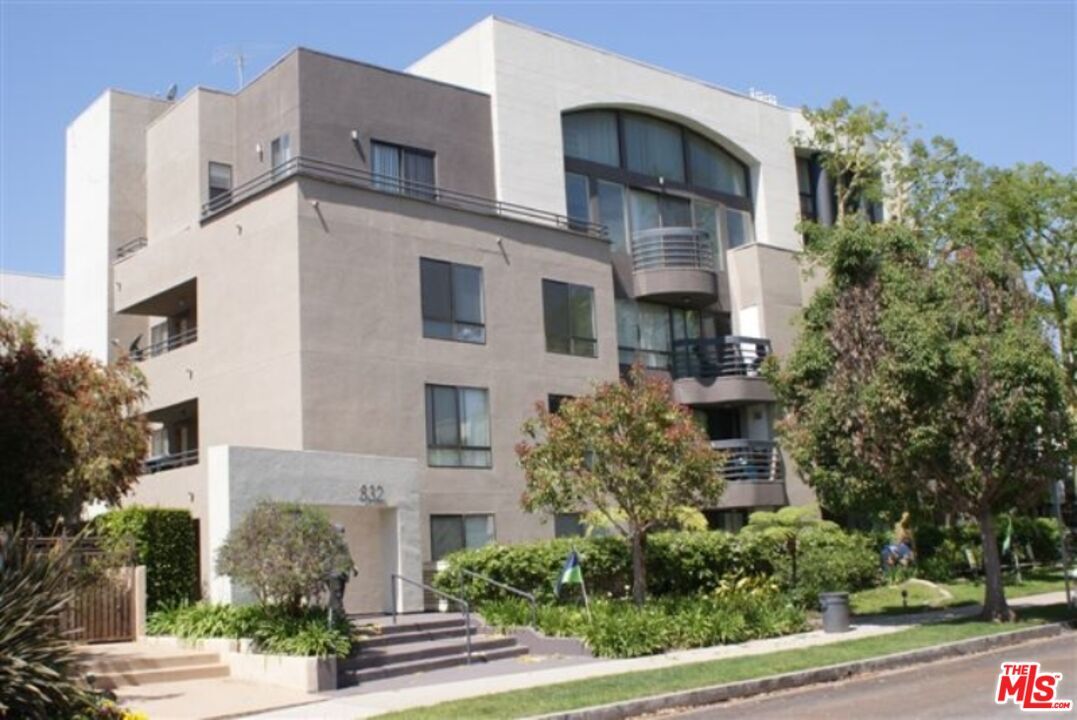 Property Photo: 832 3rd St CA 90403