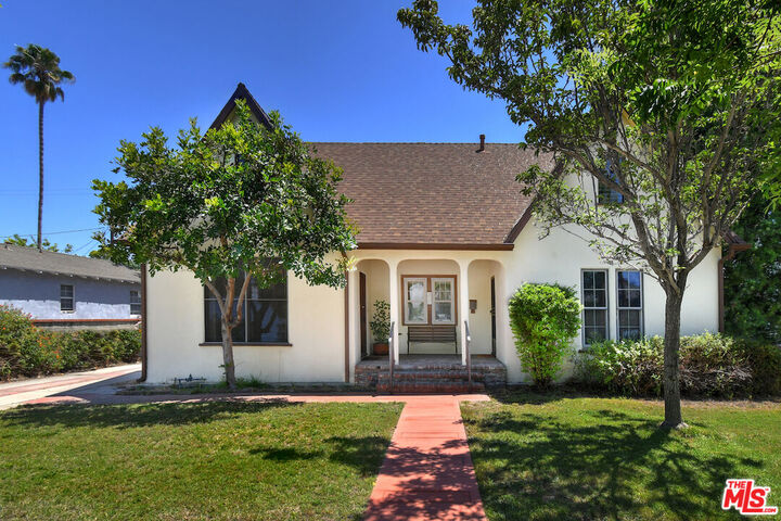 Property Photo: 916 N Clybourn Ave CA 91505
