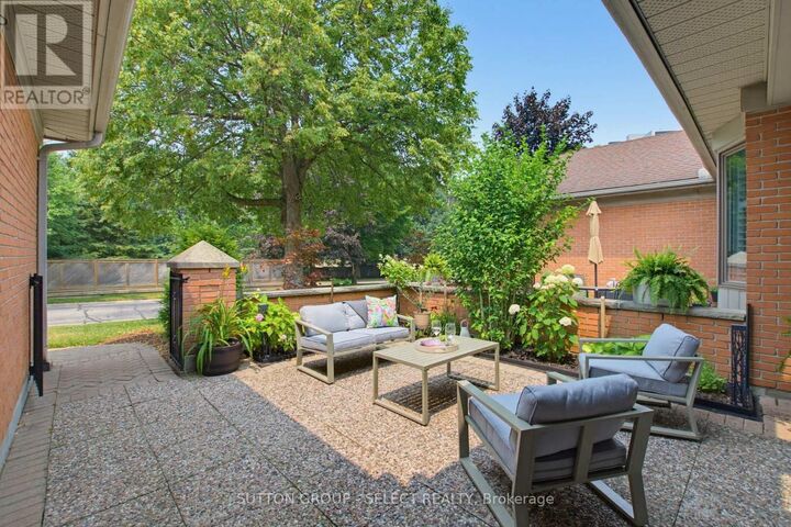 Property Photo: 40 Quinella Drive 28 ON N6K 4K9