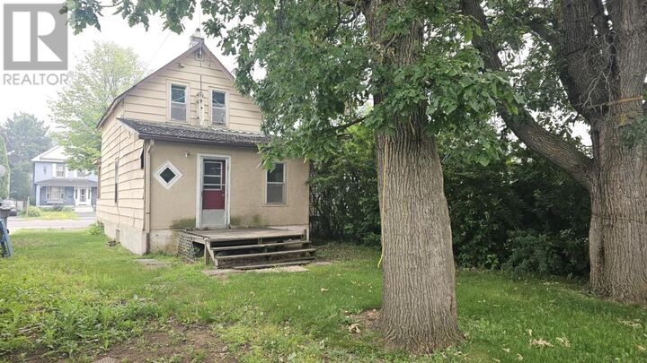 Property Photo:  161 Amelia St E  ON P7E 3Z5 