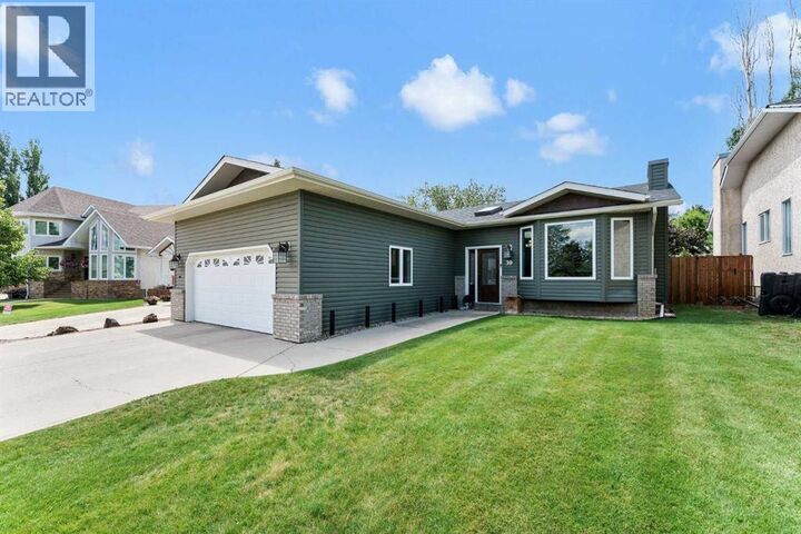 Property Photo: 39 Parkland Close East AB T1R 0M2