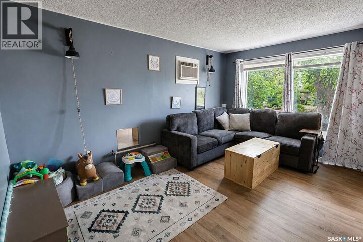 Property Photo:  748 5th Street E  SK S6V 0M5 