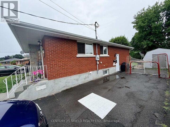 Property Photo: 785 Sandfield Crescent ON K6H 5C4