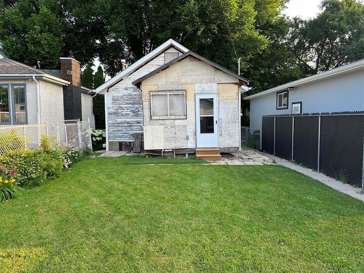 Property Photo: 424 Melrose Avenue East MB R2C 0B4
