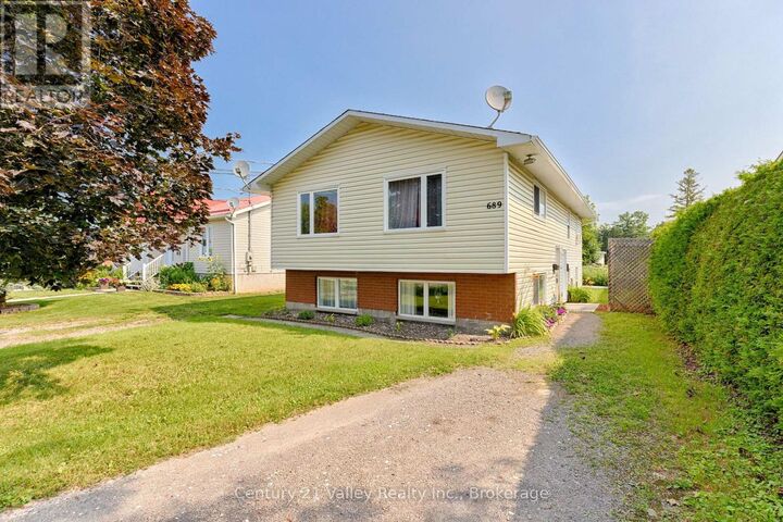 Property Photo:  689 Fourth Street  ON K7V 1H2 