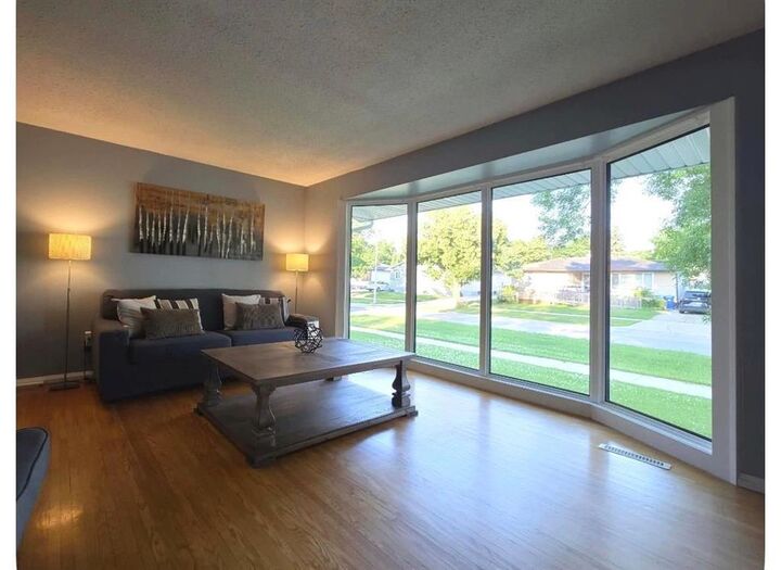Photo de la propriété:  1 Amarynth Crescent  MB R2Y 0B9 