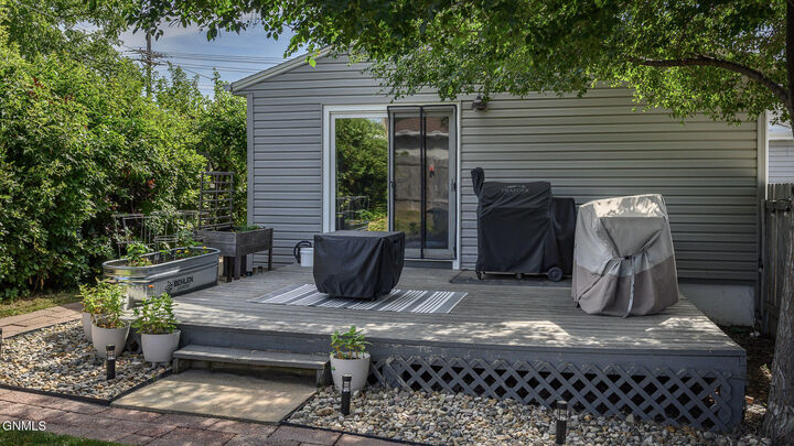 Property Photo:  2530 E Rosser Avenue  ND 58501 