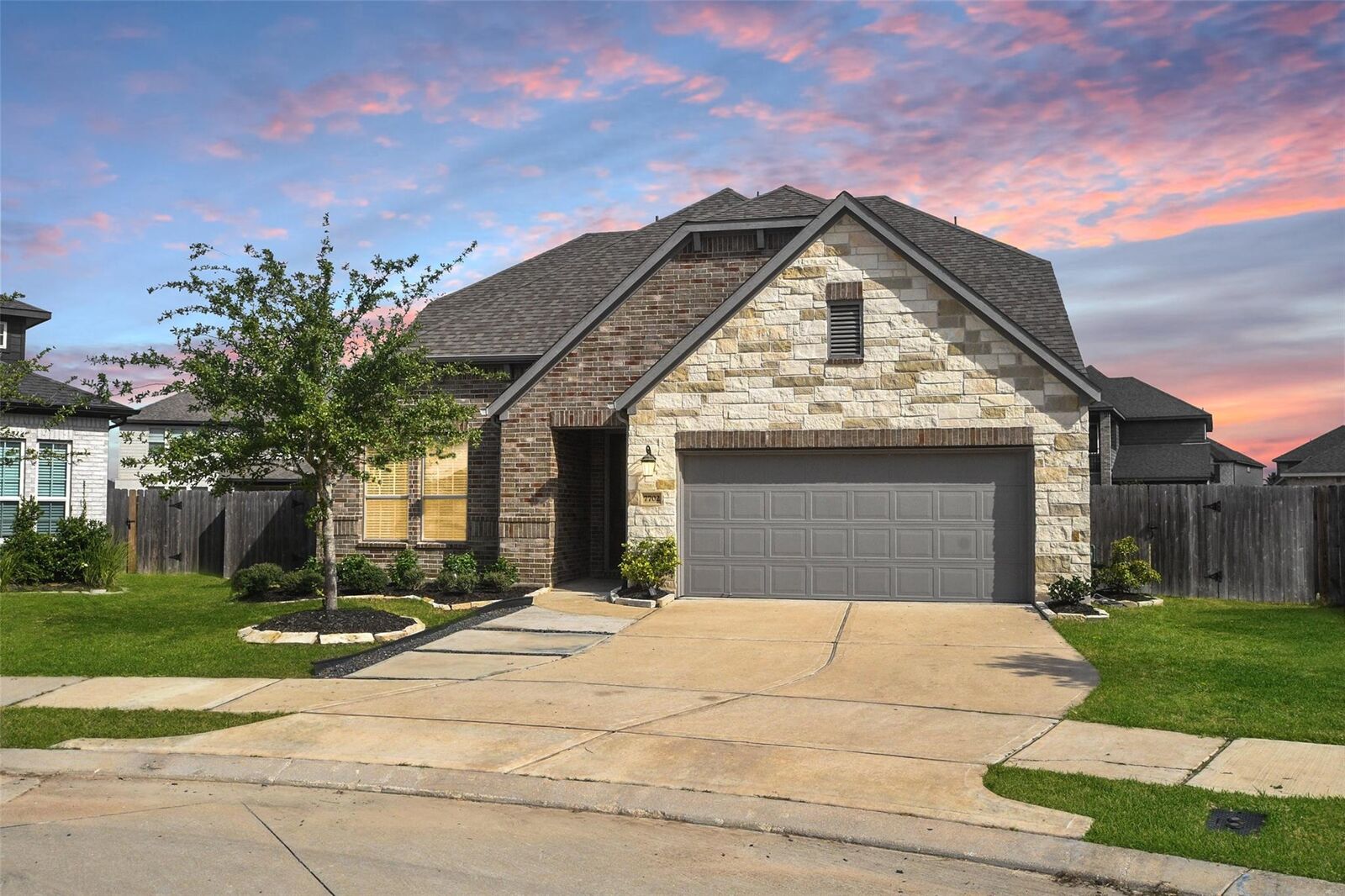 Property Photo: 7702 Kenora Way TX 77407
