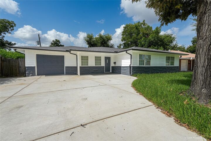 Property Photo: 7942 Hammerly Boulevard TX 77055