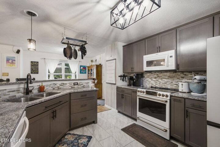 Property Photo: 6504 Ridge Run Drive TN 37921