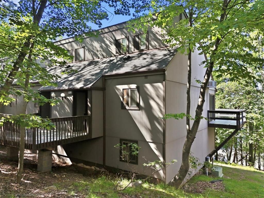 Property Photo: 126 Cross Country Lane PA 18372