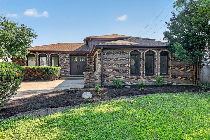 Property Photo: 216 W Kimbell Avenue IL 60126