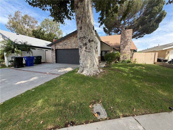 Property Photo:  23521 Via Chantilly  CA 91355 