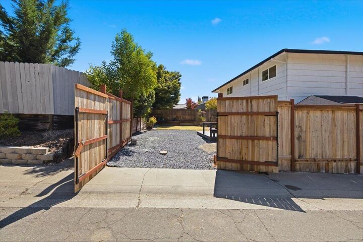 Property Photo:  6701 Hillglen Way  CA 95628 