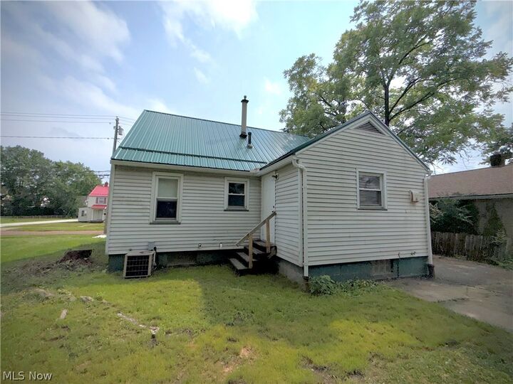 Property Photo:  1049 McKinley Street NE  OH 44483 