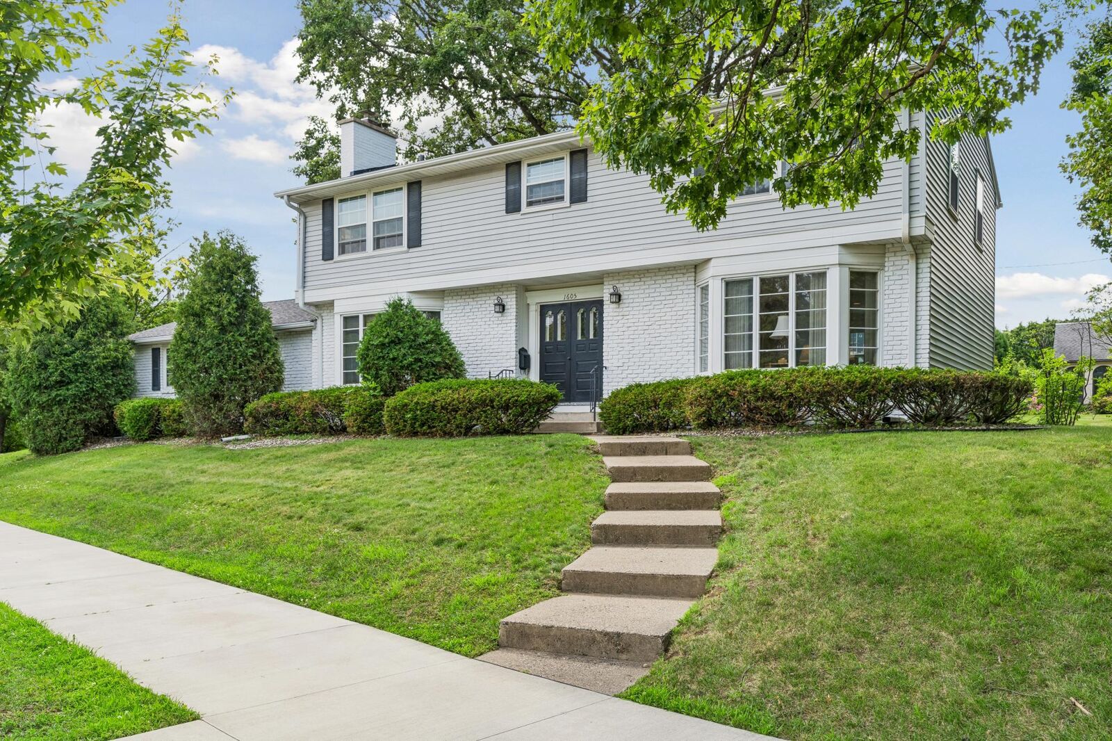 Property Photo: 1605 Edgcumbe Road MN 55116