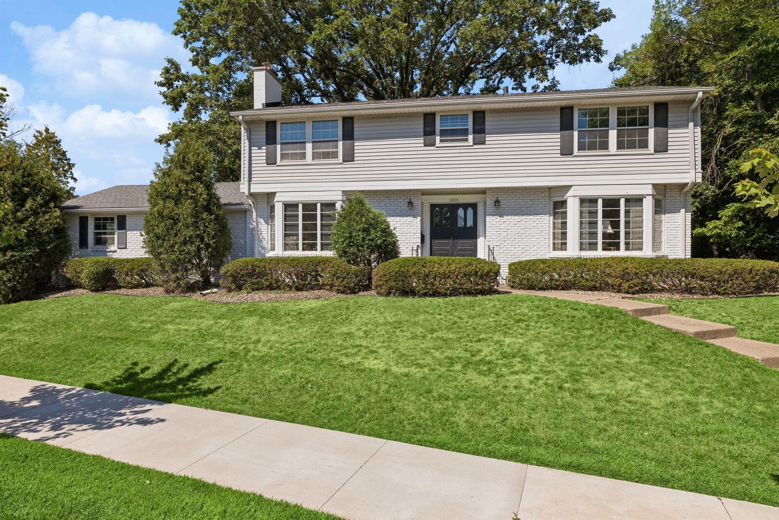 Property Photo: 1605 Edgcumbe Road MN 55116
