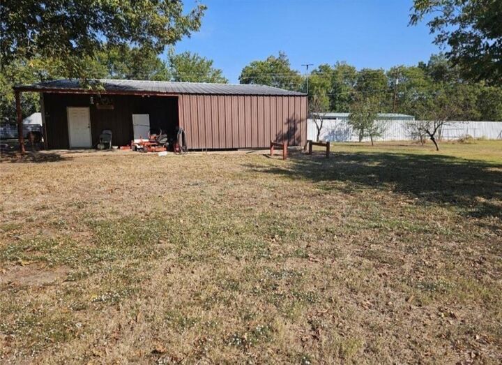 Property Photo: 1347 Farm Road 38 S TX 75421