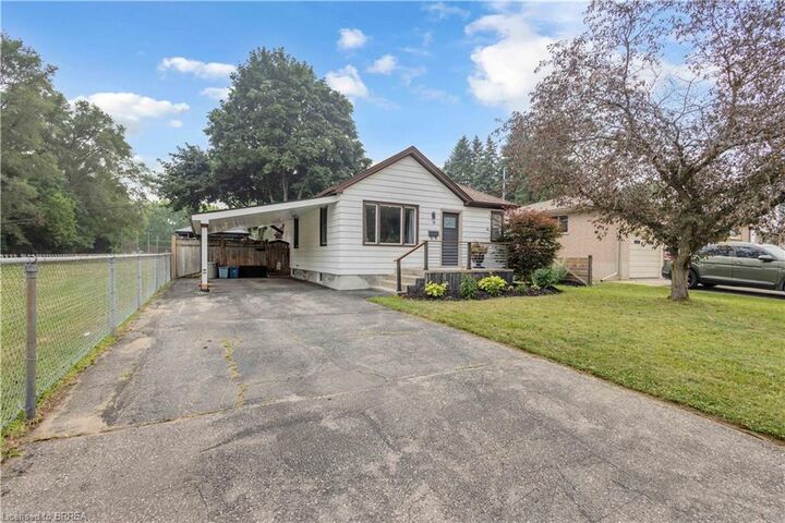 Property Photo: 76 Wood Street ON N3R 2L2