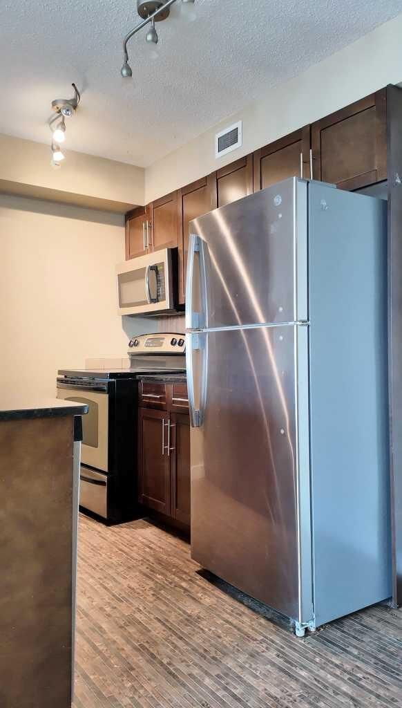 Property Photo: 7110 80 Avenue NE 420 AB T3J 0N4