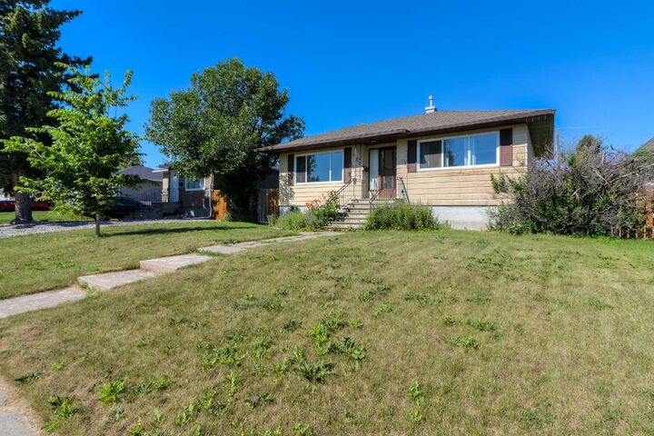 Property Photo: 630 10 Street N AB T1H 2E2