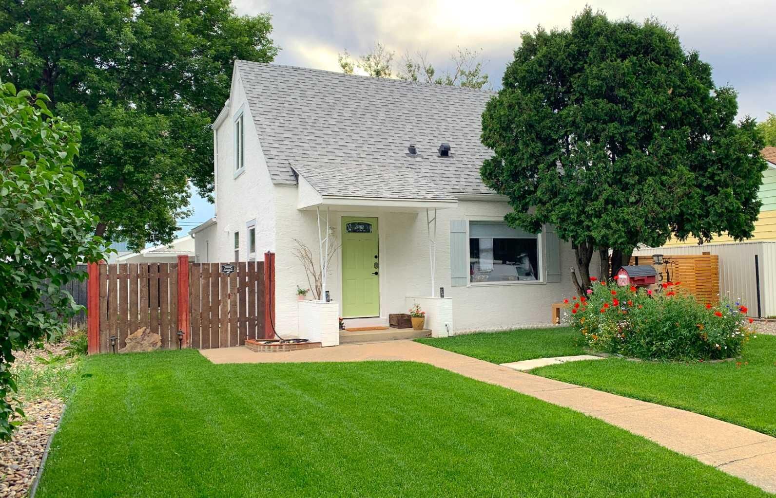 Property Photo: 322 12 Street N AB T1H 2G4