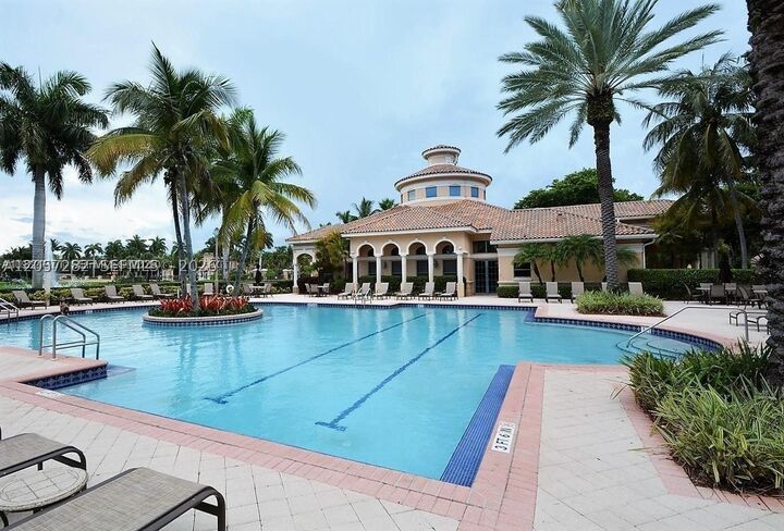 Property Photo:  957 N Harbor Vw 957  FL 33019 
