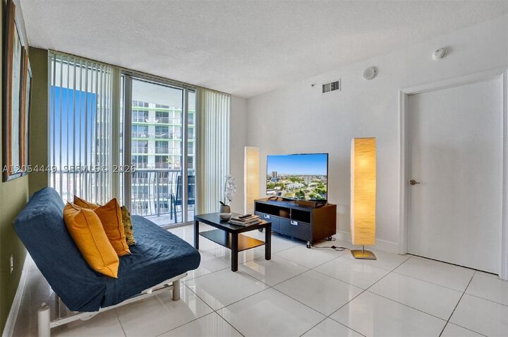Property Photo:  1750 N Bayshore Dr 2911  FL 33132 