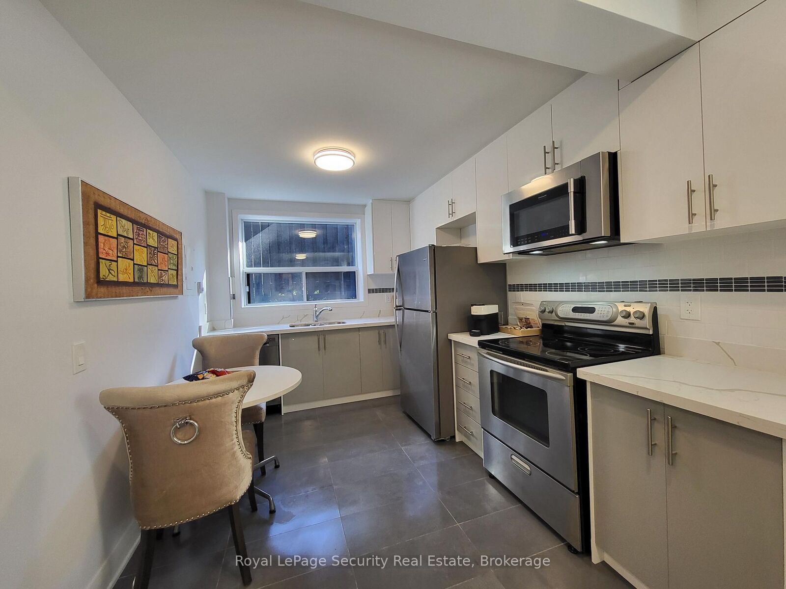 Property Photo: 328 Lakeshore Road 2 ON L5G 1H4