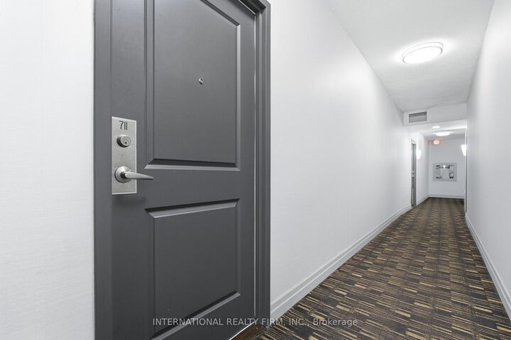 Property Photo: 628 Fleet Street 711 ON M5V 1A8
