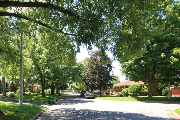 Property Photo: 2073 Alton Street B ON K1G 1X3