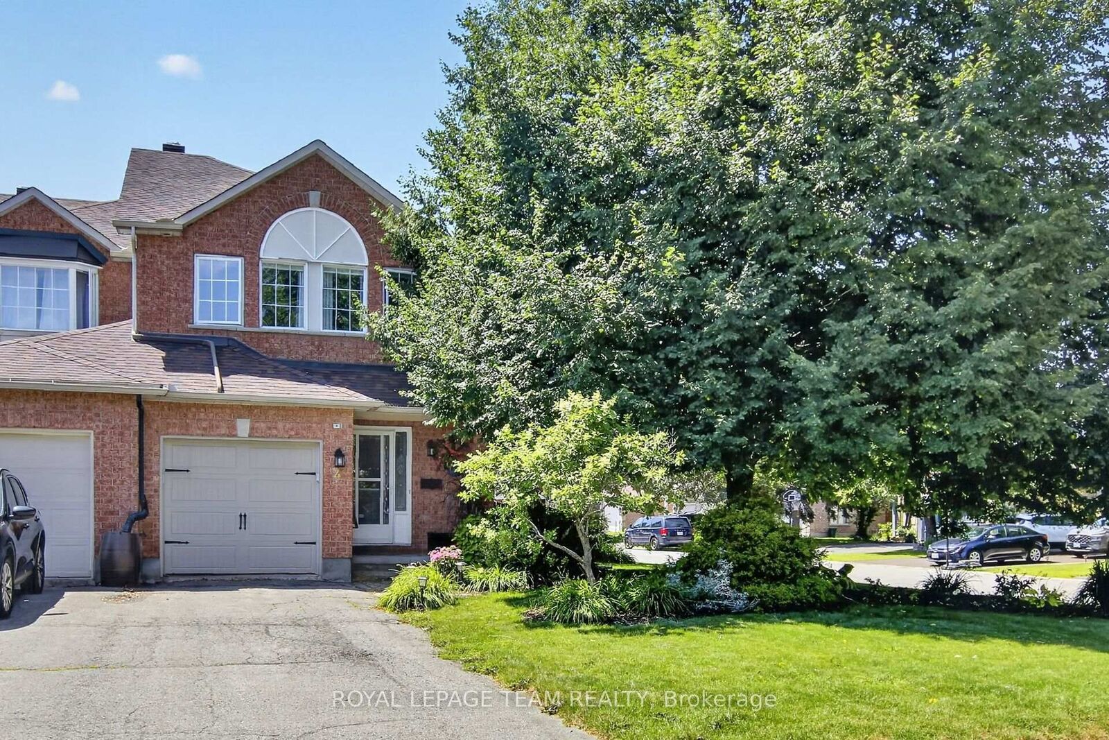 Property Photo: 2 Wittingham Drive ON K2G 6H1