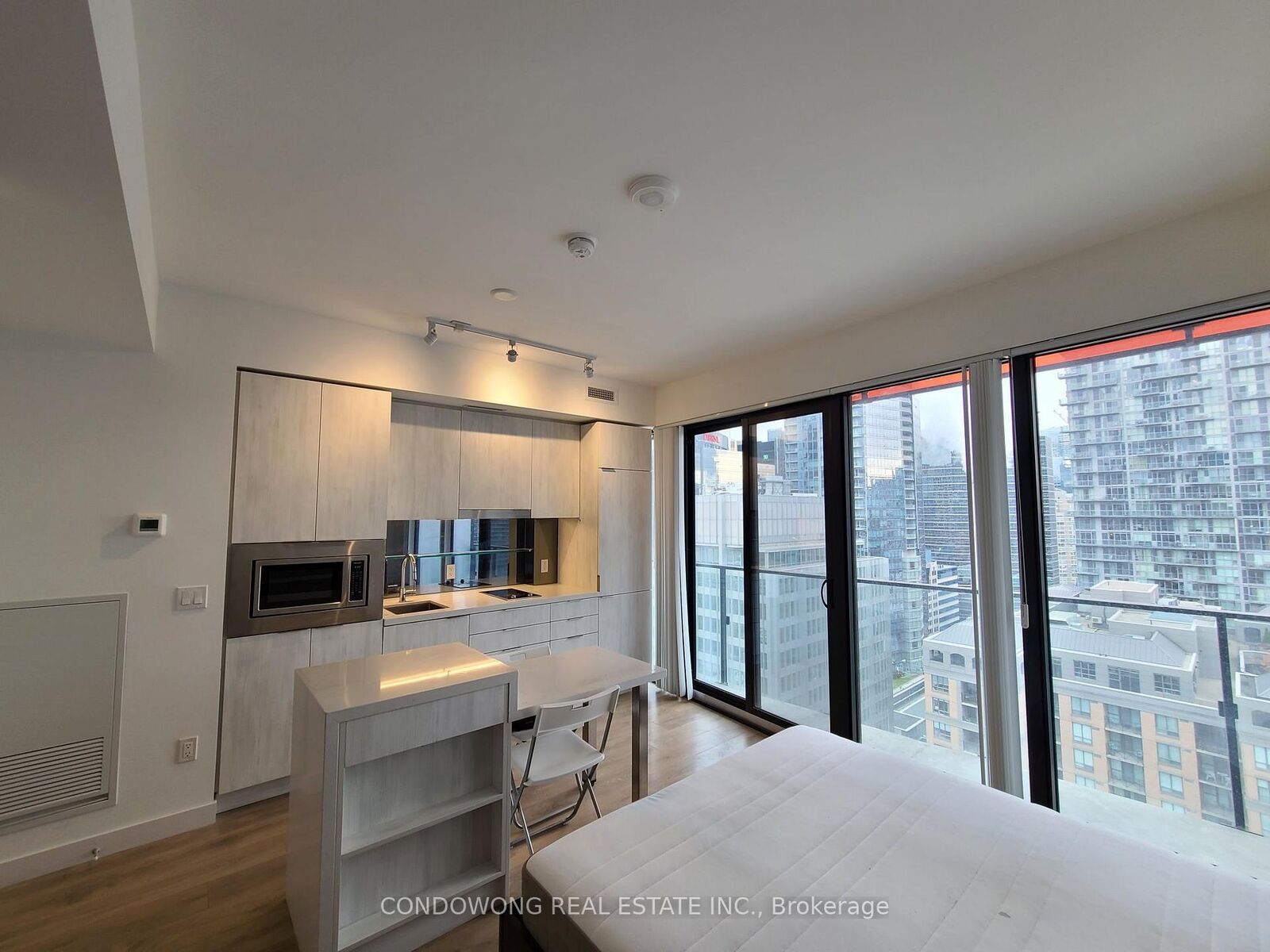 Photo de la propriété:  215 Queen Street W 2012  ON M5V 0P5 