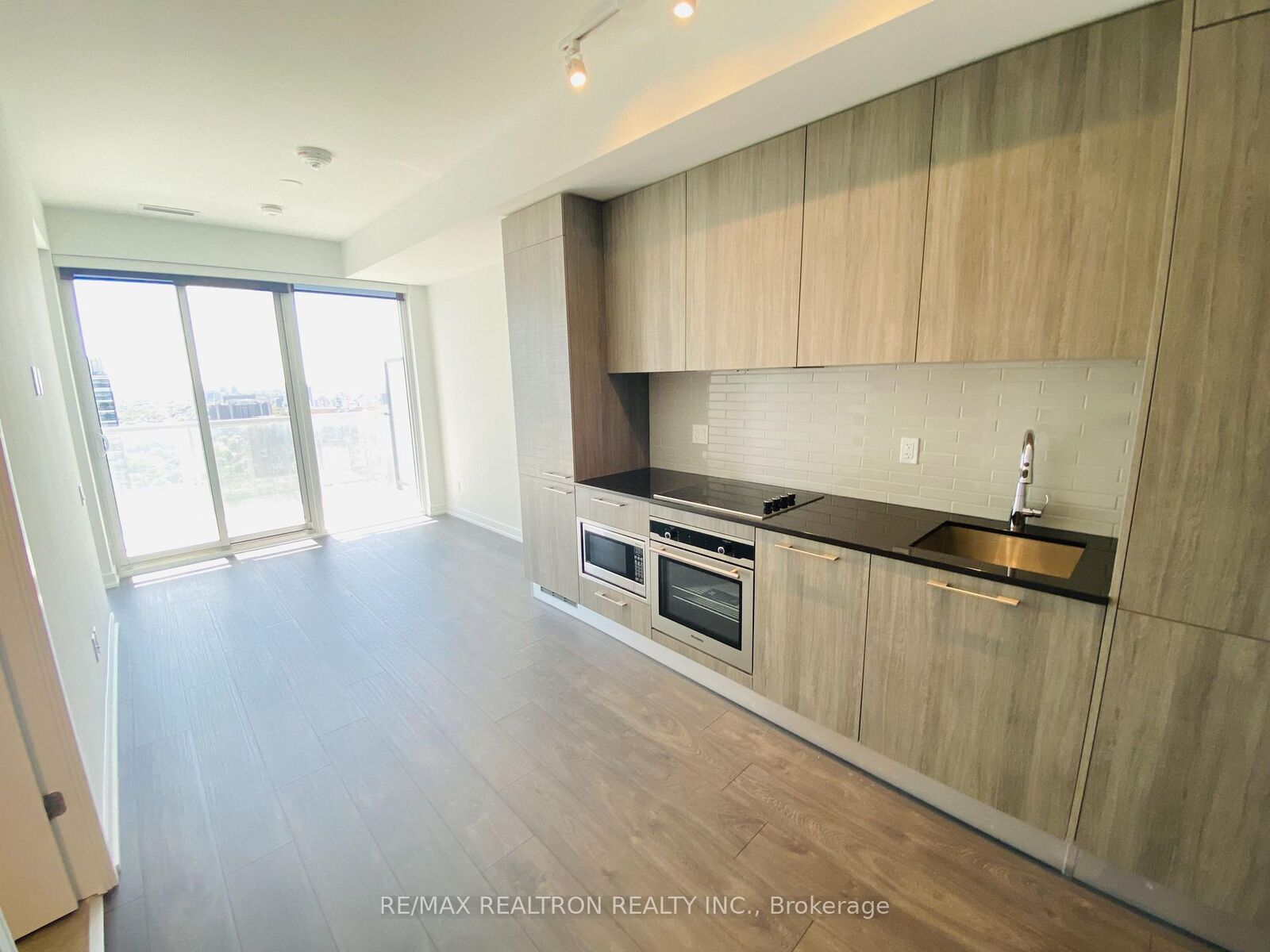 Property Photo: 3 Gloucester Street 3611 ON M4Y 0C6
