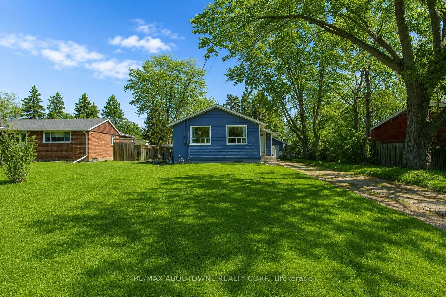Property Photo:  114 Ringwood Road  ON L6H 1K2 