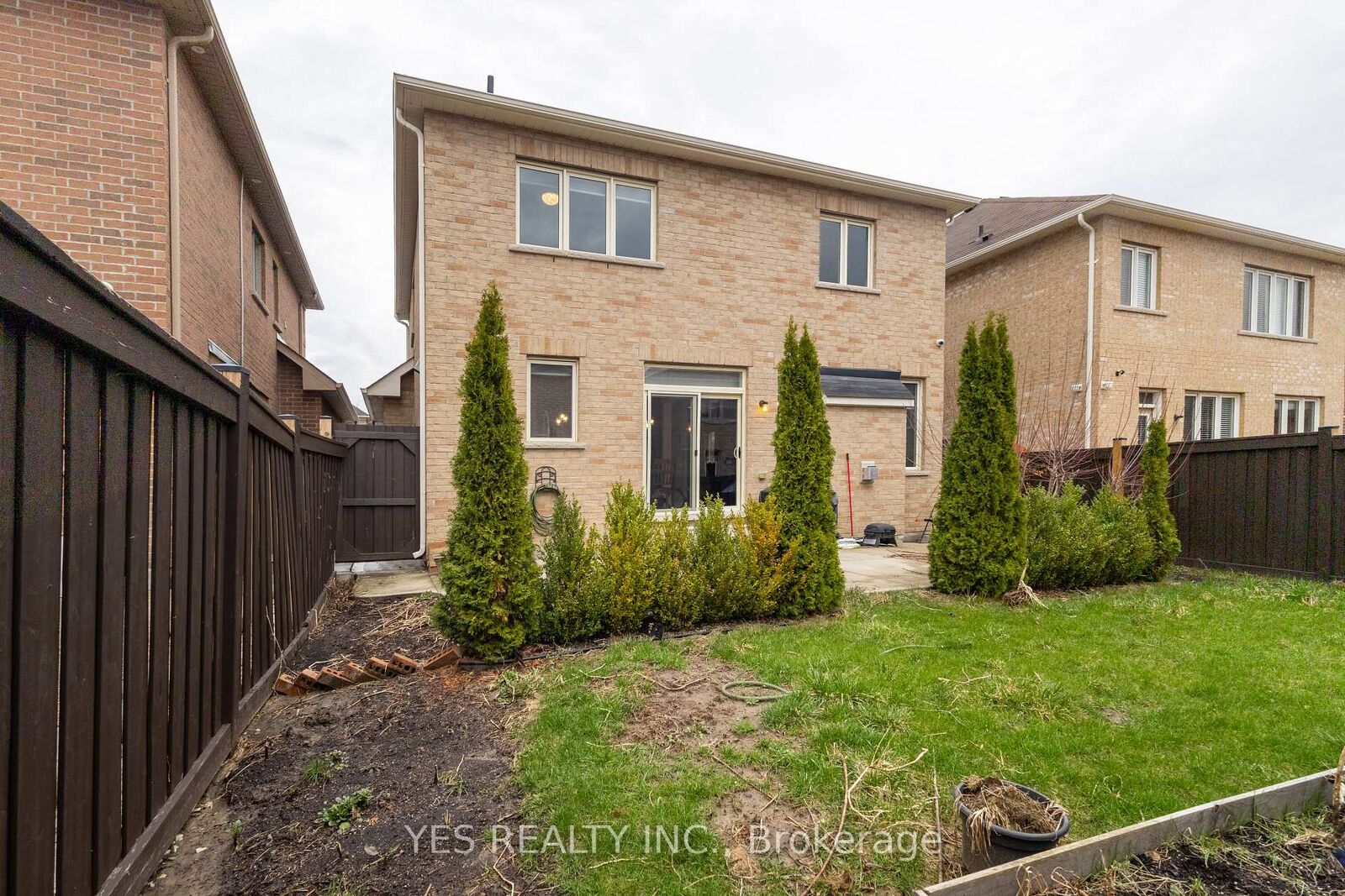 Property Photo: 34 Newhouse Boulevard ON L7C 4A1