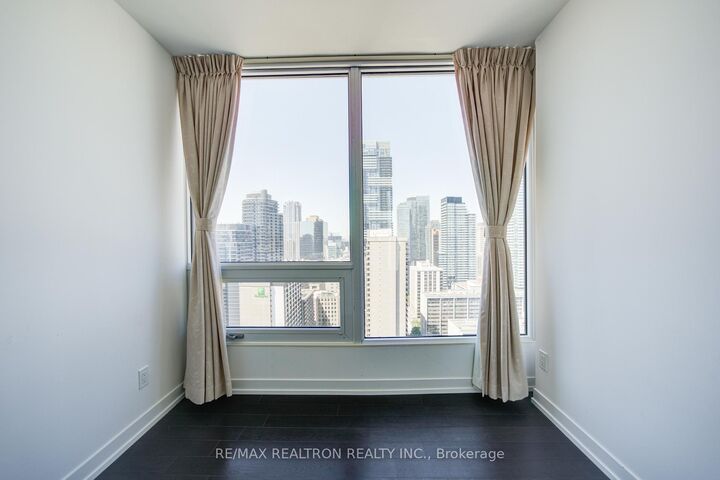 Property Photo: 85 Wood Street 3303 ON M4Y 0E8
