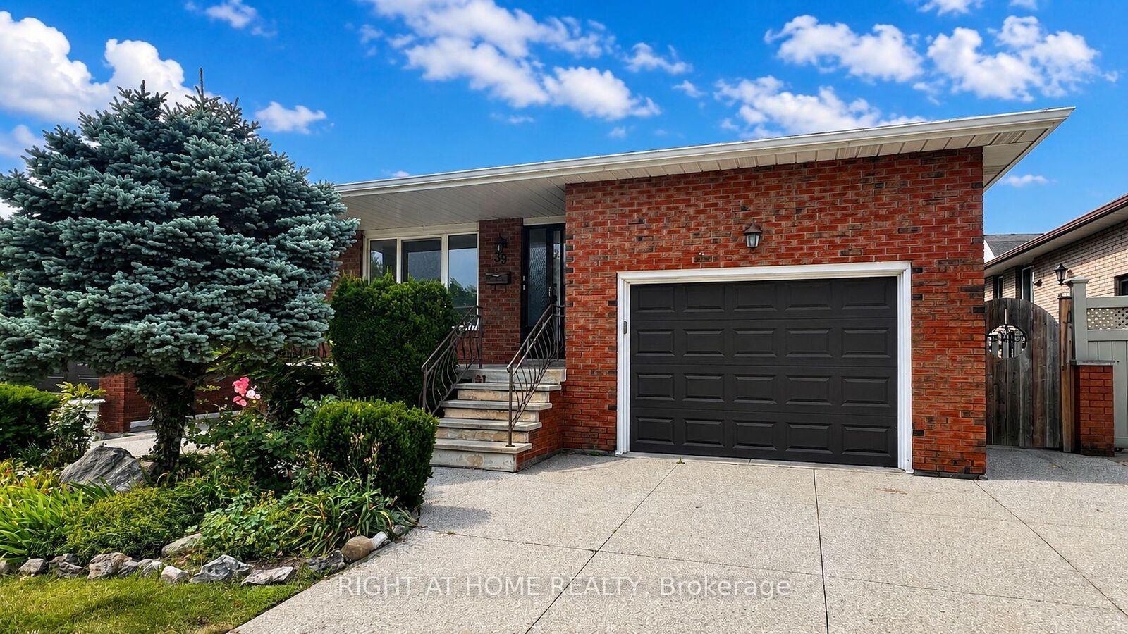 Property Photo:  39 Lisgar Court Upper  ON L8T 4Y4 